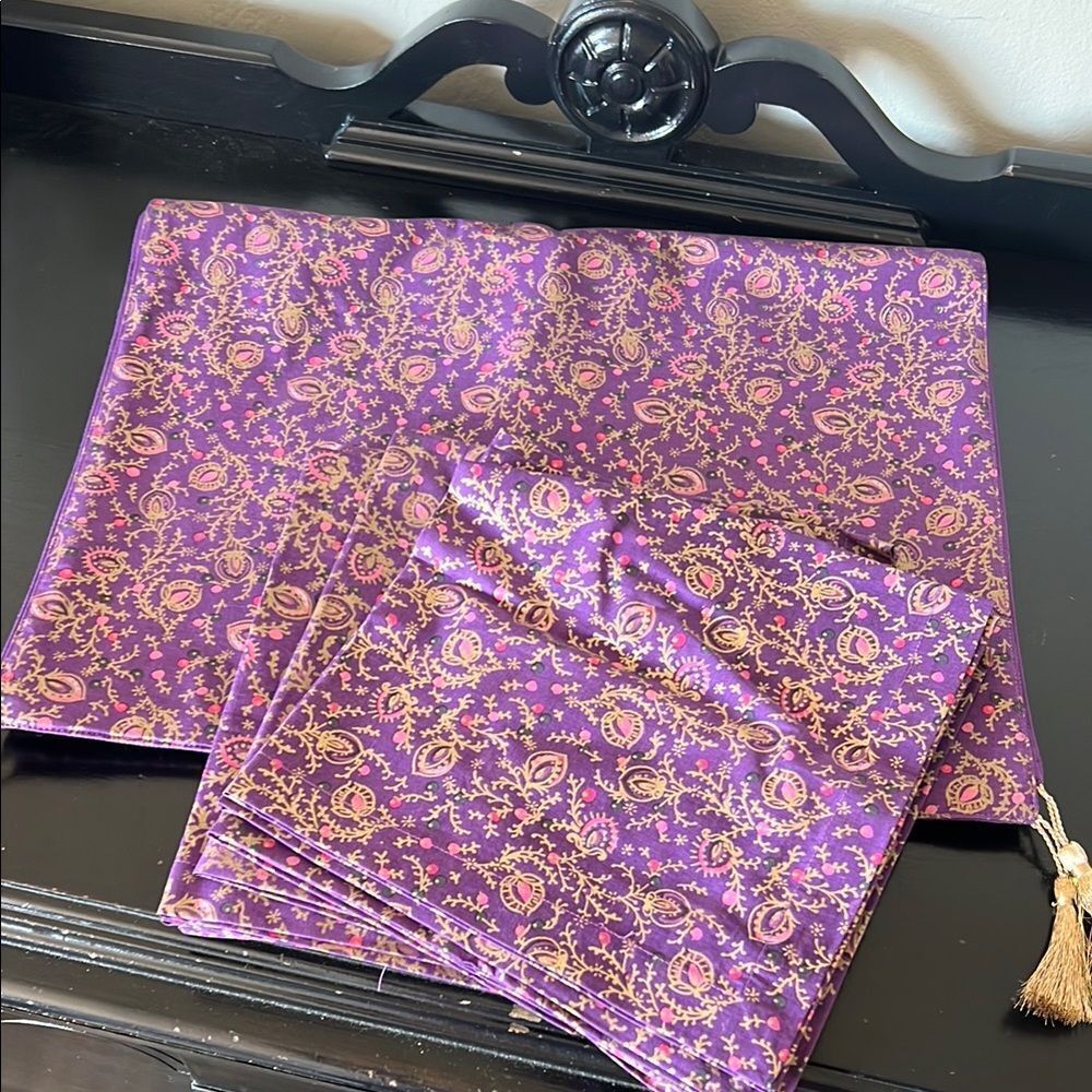 Pottery Barn Purple Table Runner + 6 Napkins